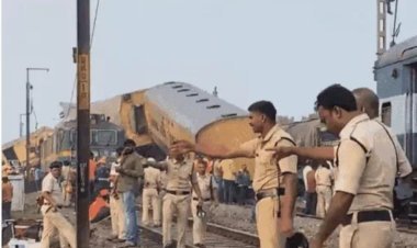 आंध्र प्रदेश ट्रेन एक्सीडेंट में मृतकों का आंकड़ा 13 हुआ:50 यात्री घायल; ड्राइवर के सिग्नल ओवरशूट करने से दो ट्रेन टकरा गई 