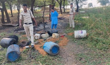 रतलाम : आबकारी विभाग द्वारा 35 लीटर हाथ भट्टी मदिरा तथा 750 किलोग्राम महुआ लहान जब्त