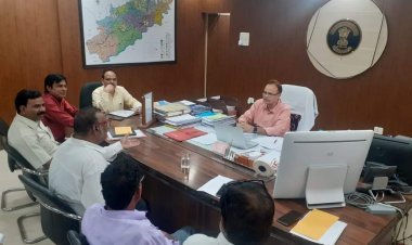 धौलपुर : नवीनतम मतदाता सूची के संबंध में राजनीतिक दलों के प्रतिनिधियों के साथ बैठक 