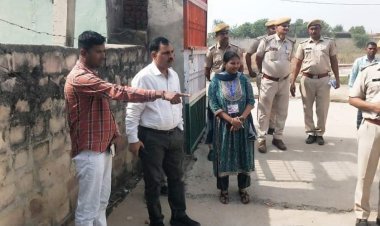 धौलपुर : संभागीय आयुक्त ने किया मतदान केंद्रों का दौरा 