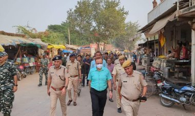 धौलपुर : जिला निर्वाचन अधिकारी एवं एसपी ने सैंपऊ एवं वल्नरेबल पॉकेट्स में फ्लैग मार्च कर दिया आमजन को संदेश 