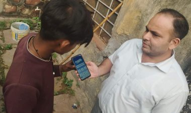 धौलपुर : स्वयं सहायता समूह के महिलाओं एवं जिला अल्पसंख्यक मामलात विभाग के कर्मचारियों द्वारा घर-घर जाकर मतदान हेतु जागरूक