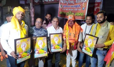 हाथरस : विश्व हिंदू परिषद बजरंग दल द् निकाली गई महर्षि र बाल्मीक जयंती शोभा यात्रा का पुष्प वर्षा कर भव्य स्वागत किया  