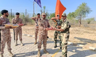 बनासकांठा,गुजरात : दिवाली के अवसर पर बीएसएफ ने पाकिस्तान मरीन्स/रेंजर्स के साथ मिठाइयों का आदान-प्रदान किया  