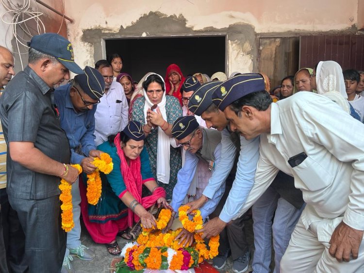 हापुड़ : राष्ट्रीय सैनिक संस्था के प्रदेश अध्यक्ष को अंतिम विदाई देने पहुंचे हापुड़ के पदाधिकारी