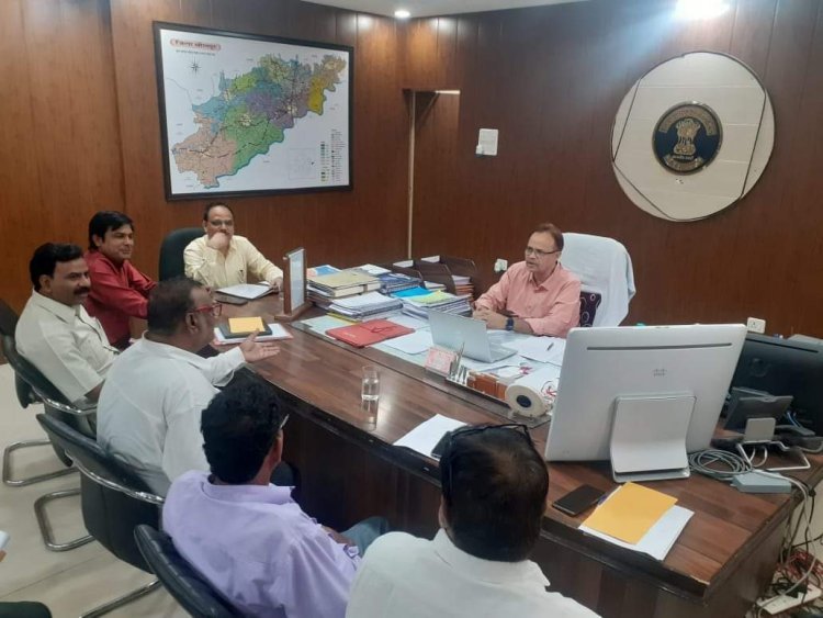 धौलपुर : नवीनतम मतदाता सूची के संबंध में राजनीतिक दलों के प्रतिनिधियों के साथ बैठक