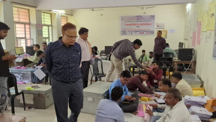 धौलपुर : जिला निर्वाचन अधिकारी ने किया एकीकृत नियंत्रण कक्ष का आकस्मिक निरीक्षण  