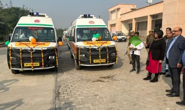 जिलाधिकारी ने 11 नयी एम्बुलेंस को हरी झण्डी दिखाकर किया रवाना  