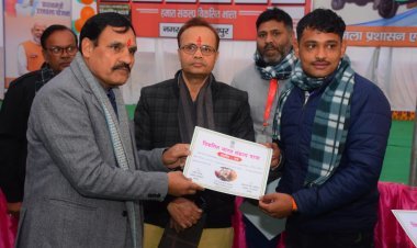 विकसित भारत संकल्प यात्रा पर संभागीय आयुक्त एवं जिला कलक्टर ने की धौलपुर शिविर में पिरामल फाउंडेशन के गांधी फैलो नजीर शेख और करुणा फैलो रेणु शर्मा को प्रमाण पत्र प्रदान किया