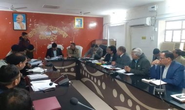 जिला कलक्टर ने की अधिकारियों के साथ बैठक, दिए आवश्यक दिशा निर्देश  