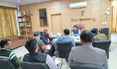 दूदू : अवैध खनन की कार्यवाही को लेकर जिला कलेक्टर ने ली समीक्षा बैठक 