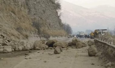 कुलु मनाली डोहलू नाला में पहाड़ी दरकी, कुल्लू-मनाली हाइवे बंद; लगा लंबा जाम  