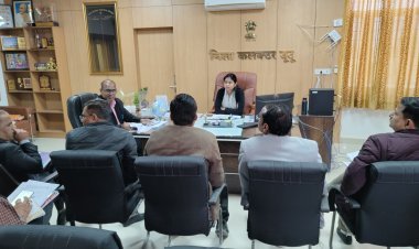 दूदू : जनसुनवाई प्रकरणों के निस्तारण को लेकर जिला कलक्टर ने ली समीक्षा बैठक  