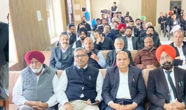 शिल्पा ठक्कर व दीपक मदान को सिविल जज बनने पर बार एसोसिएशन के सदस्यों ने सम्मानित किया  