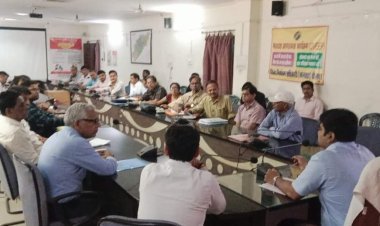 धौलपुर : जिला कलक्टर श्रीनिधि बी टी ने कलेक्ट्रेट सभागार में साप्ताहिक समीक्षा बैठक ली  