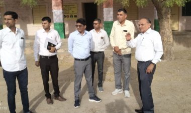 जोधपुर संभागीय आयुक्त जोधपुर श्री बी एल मेहरा ने बुधवार को लूणी विधानसभा क्षेत्र के अनेक मतदान केन्द्रो का निरीक्षण किया