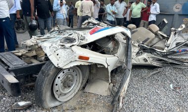 नीमकाथाना (सीकर) पुलिस जीप पर ट्रेलर पलटा, 3 कॉन्स्टेबल की मौत:पत्थरों के नीचे दबने से गाड़ी चकनाचूर, बुरी तरह फंसे शव