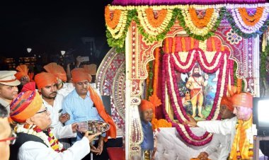 जयपुर राज्यपाल कलराज मिश्र ने शनिवार को शस्त्र और शास्त्र के ज्ञाता चिंरजीवी भगवान श्री परशुराम की शोभायात्रा में भाग लिया