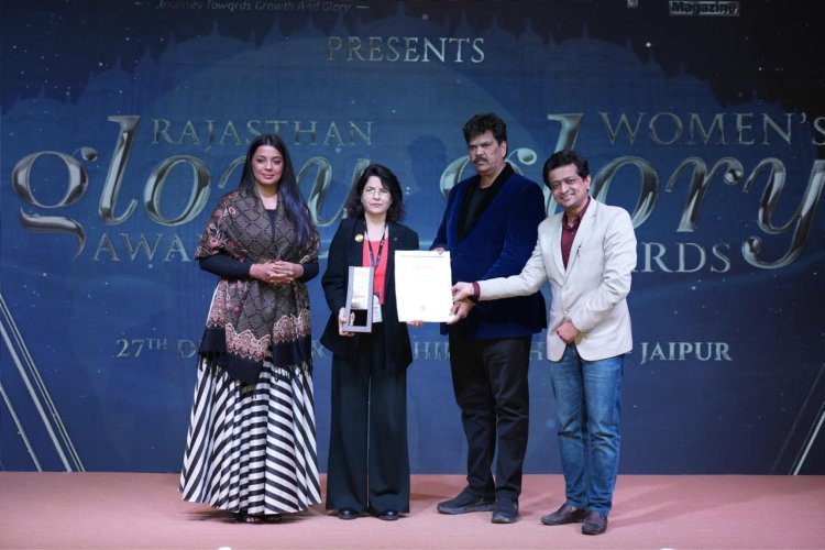 जयपुर की डॉ. रुचि सोगरवाल को बॉलीवुड एक्ट्रेस मुग्धा गोडसे ने विमेंस ग्लोरी अवार्ड्स 2025 से किया सम्मानित।
